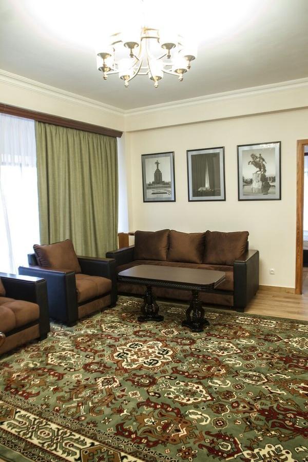 Hotel Plaza Viktoria Ґюмрі Екстер'єр фото