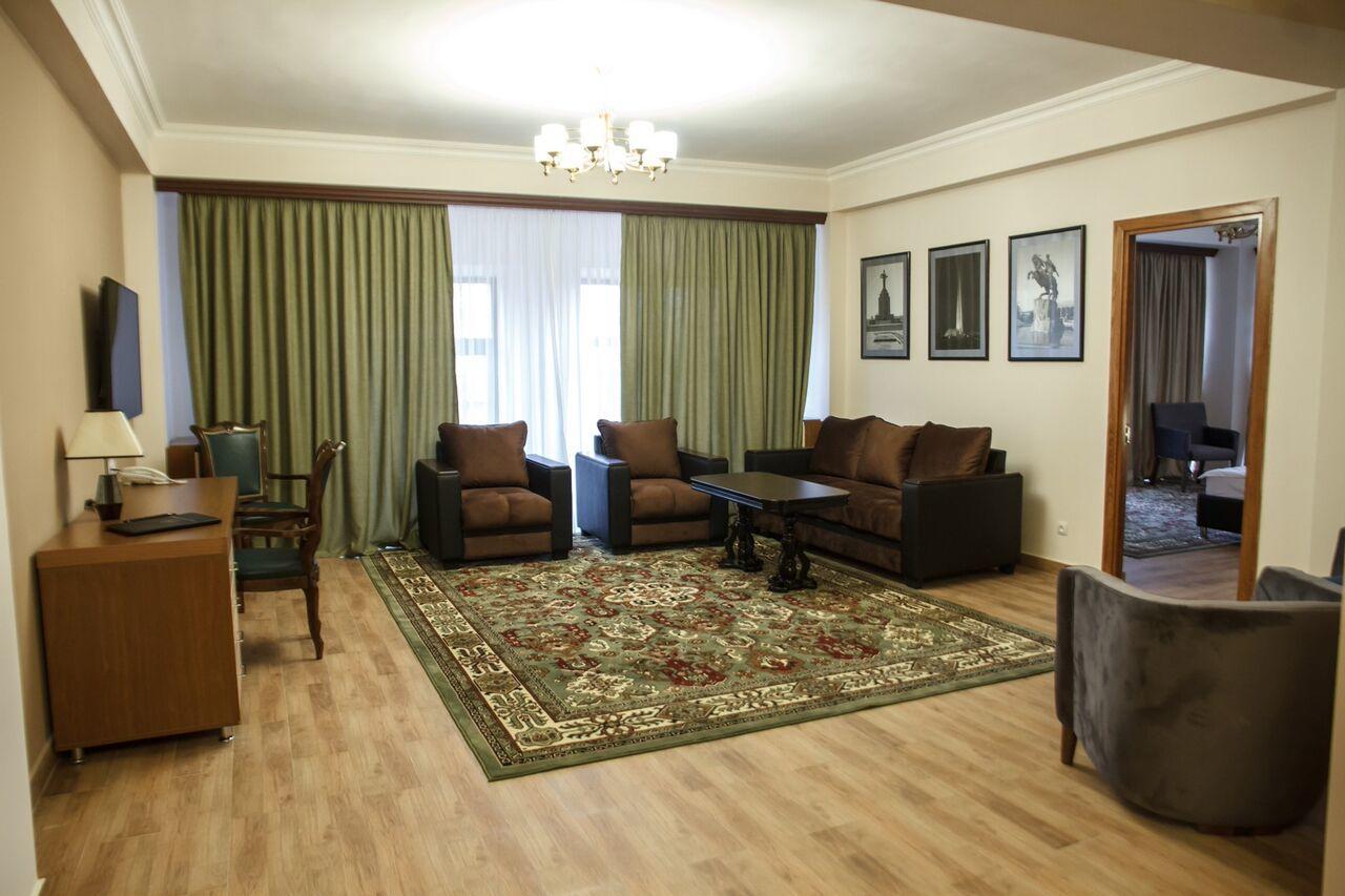 Hotel Plaza Viktoria Ґюмрі Екстер'єр фото