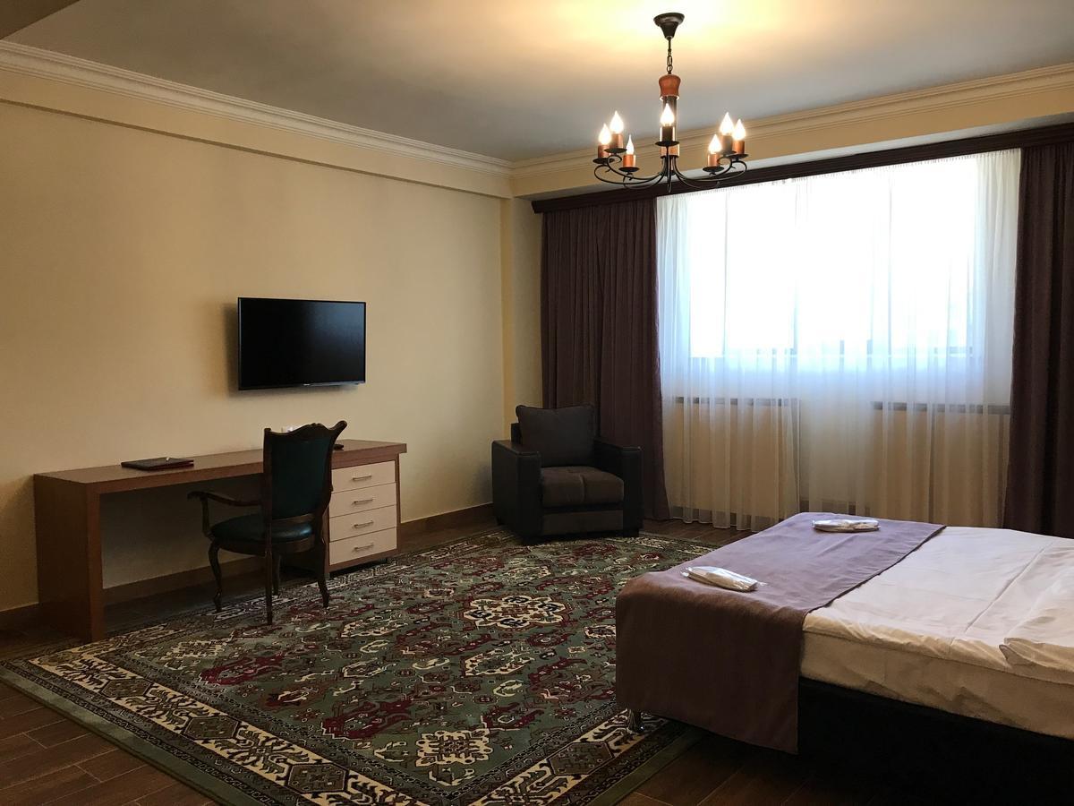 Hotel Plaza Viktoria Ґюмрі Екстер'єр фото