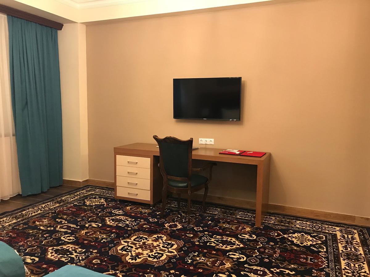Hotel Plaza Viktoria Ґюмрі Екстер'єр фото