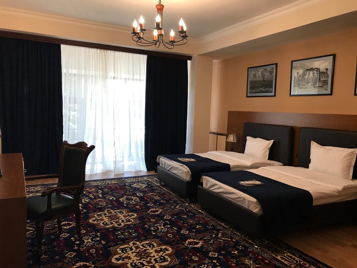 Hotel Plaza Viktoria Ґюмрі Екстер'єр фото