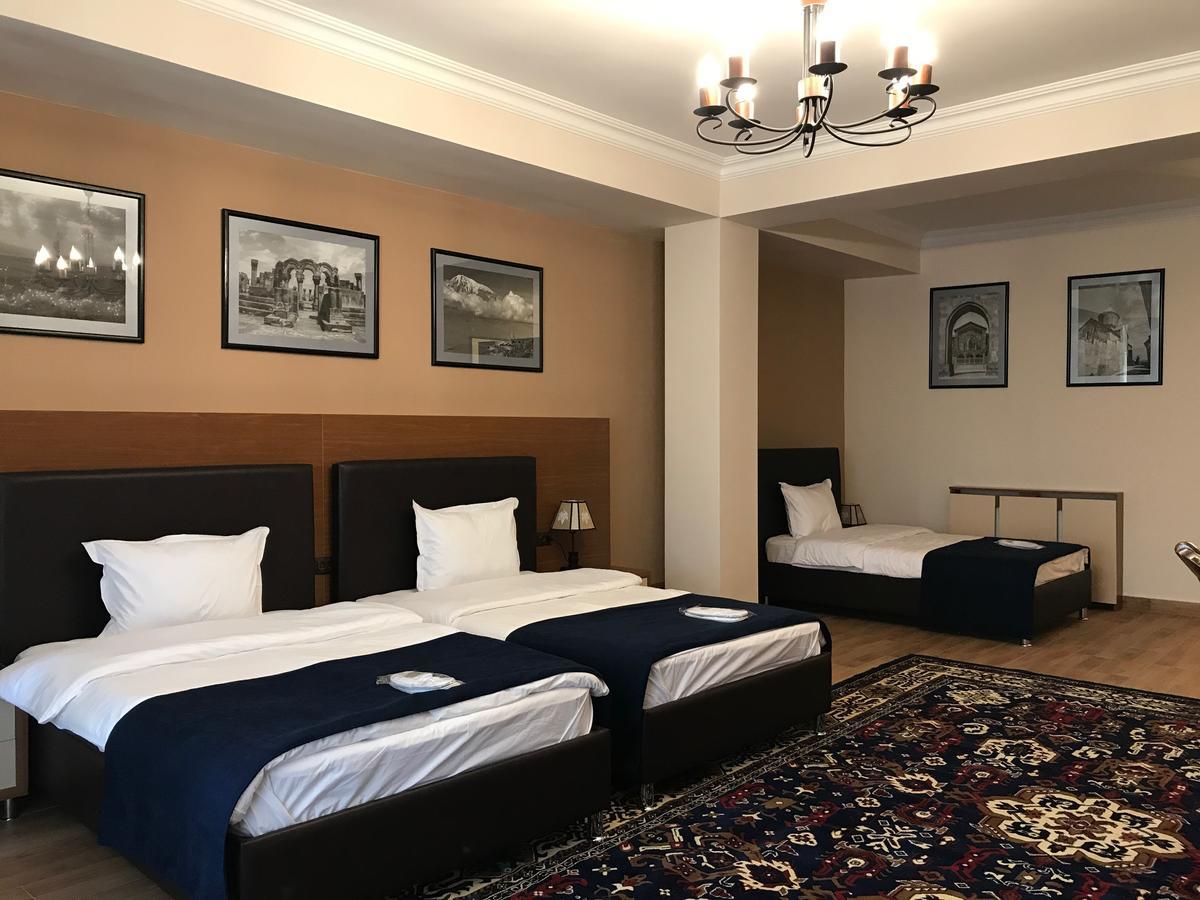 Hotel Plaza Viktoria Ґюмрі Екстер'єр фото