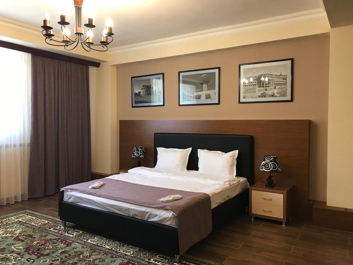 Hotel Plaza Viktoria Ґюмрі Екстер'єр фото