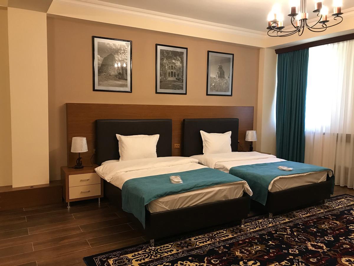 Hotel Plaza Viktoria Ґюмрі Екстер'єр фото