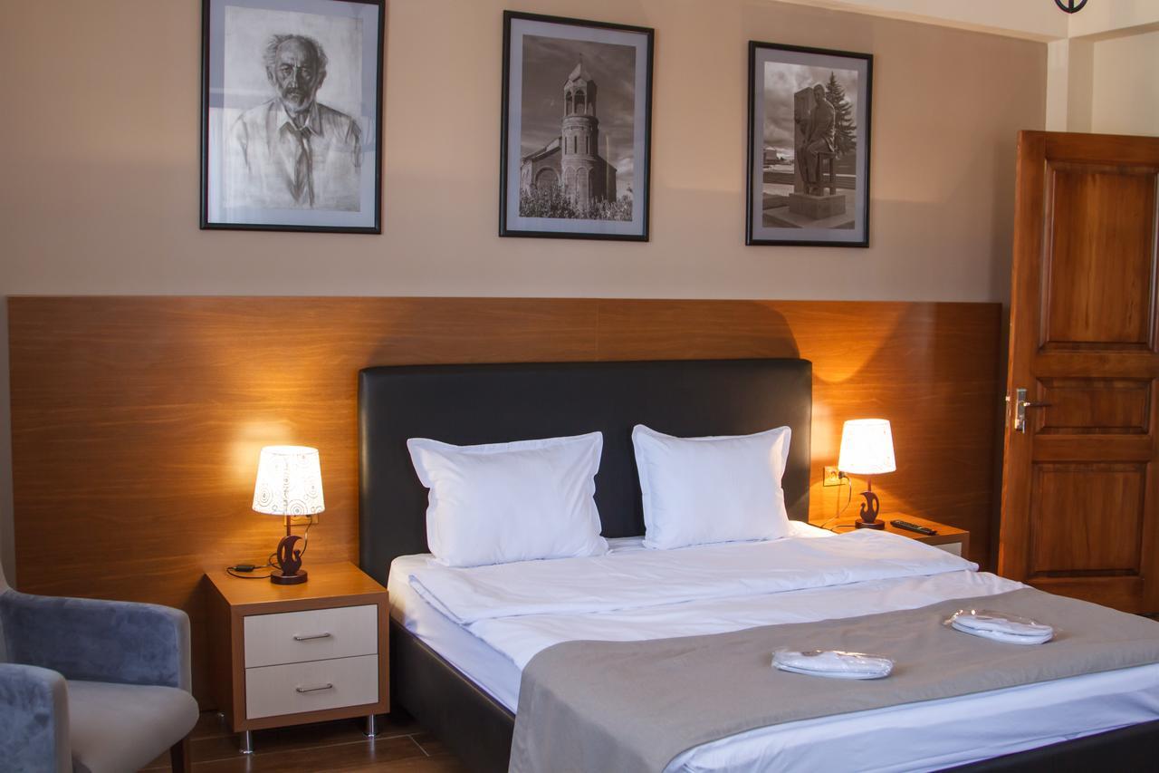 Hotel Plaza Viktoria Ґюмрі Екстер'єр фото