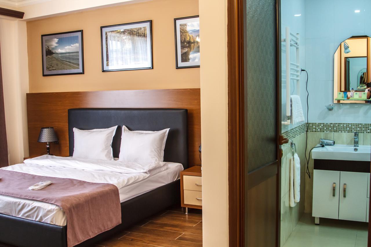 Hotel Plaza Viktoria Ґюмрі Екстер'єр фото