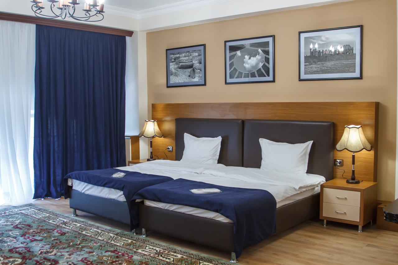 Hotel Plaza Viktoria Ґюмрі Екстер'єр фото