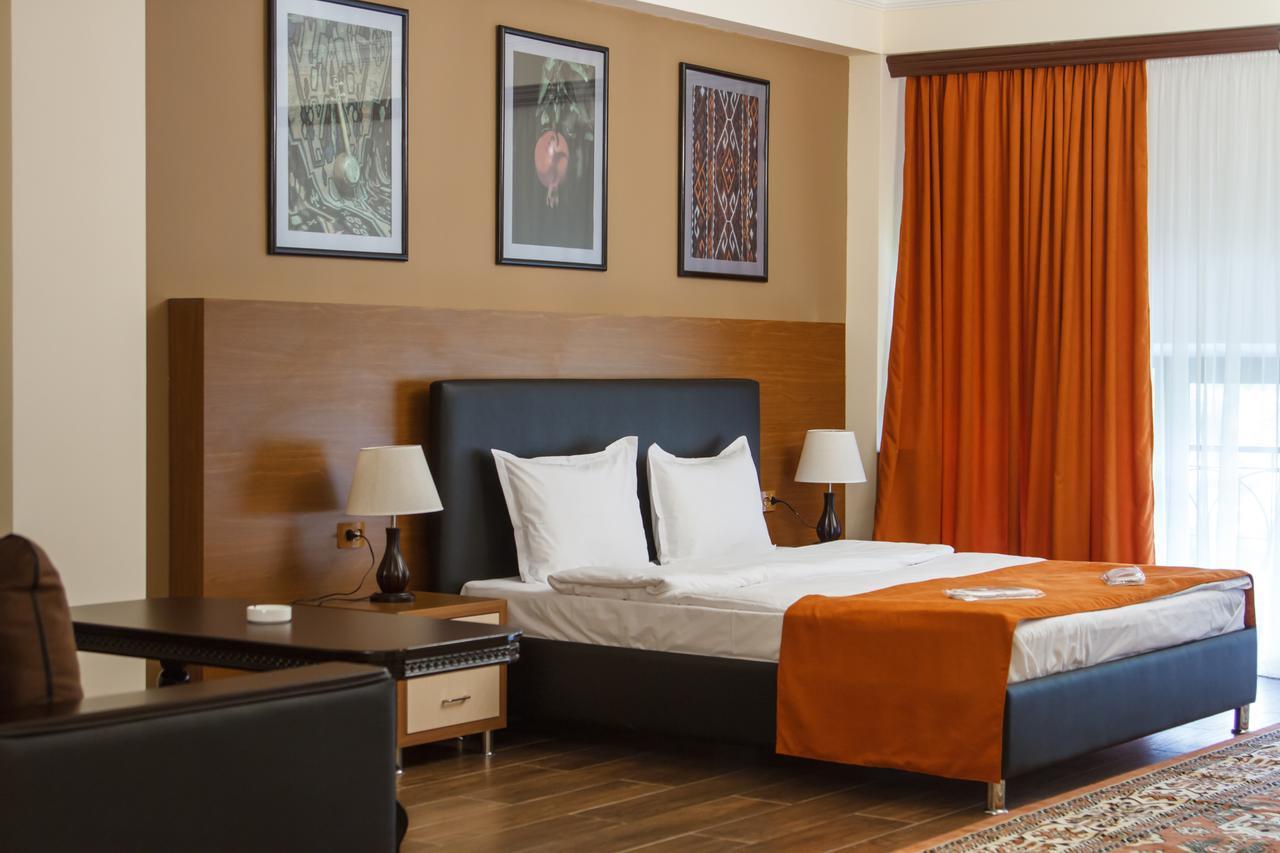 Hotel Plaza Viktoria Ґюмрі Екстер'єр фото