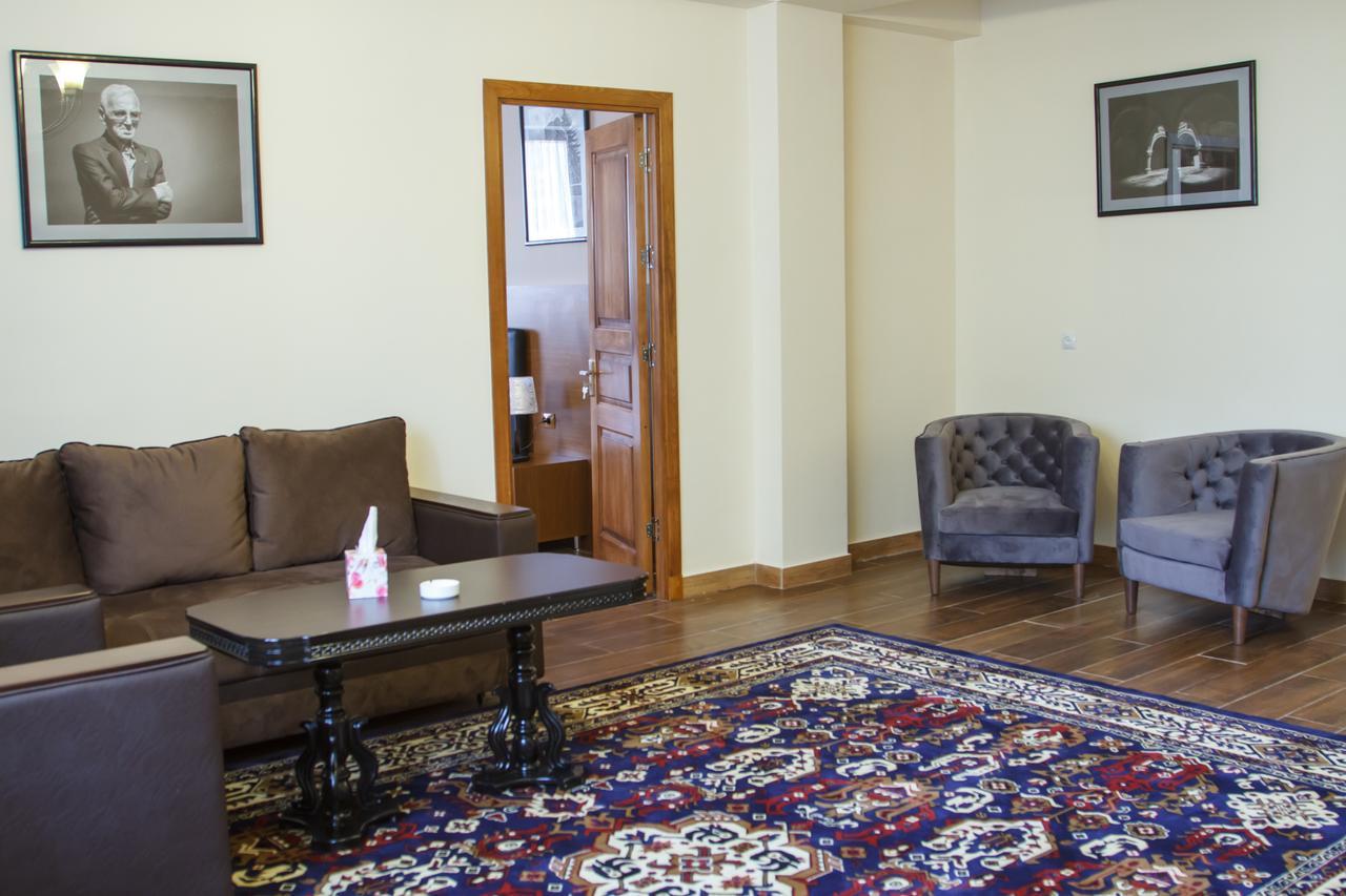 Hotel Plaza Viktoria Ґюмрі Екстер'єр фото