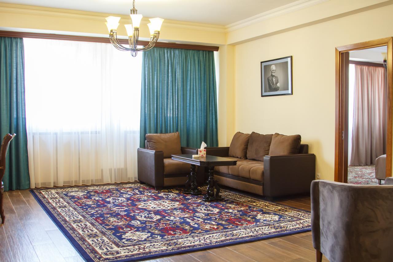 Hotel Plaza Viktoria Ґюмрі Екстер'єр фото