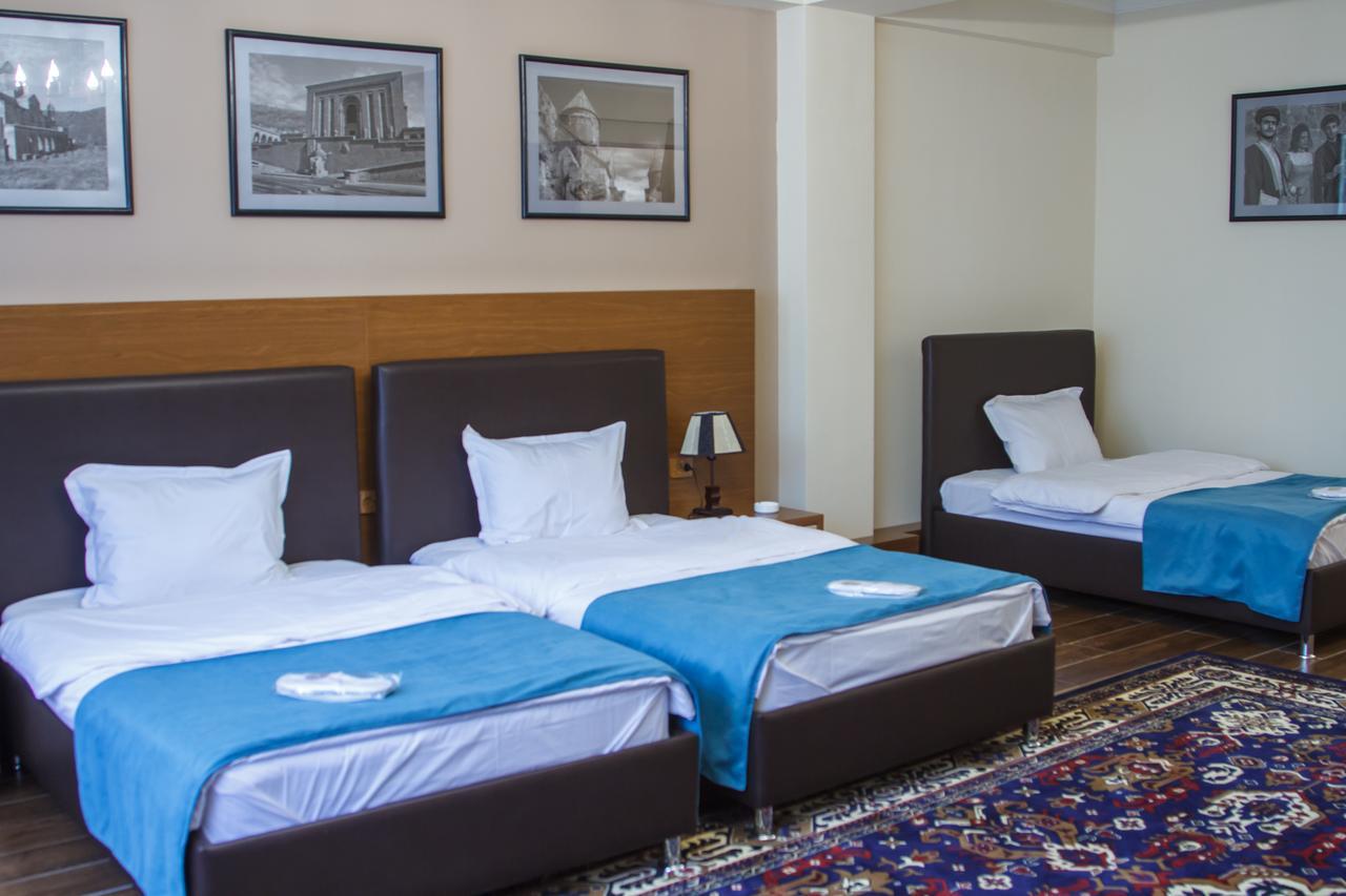 Hotel Plaza Viktoria Ґюмрі Екстер'єр фото