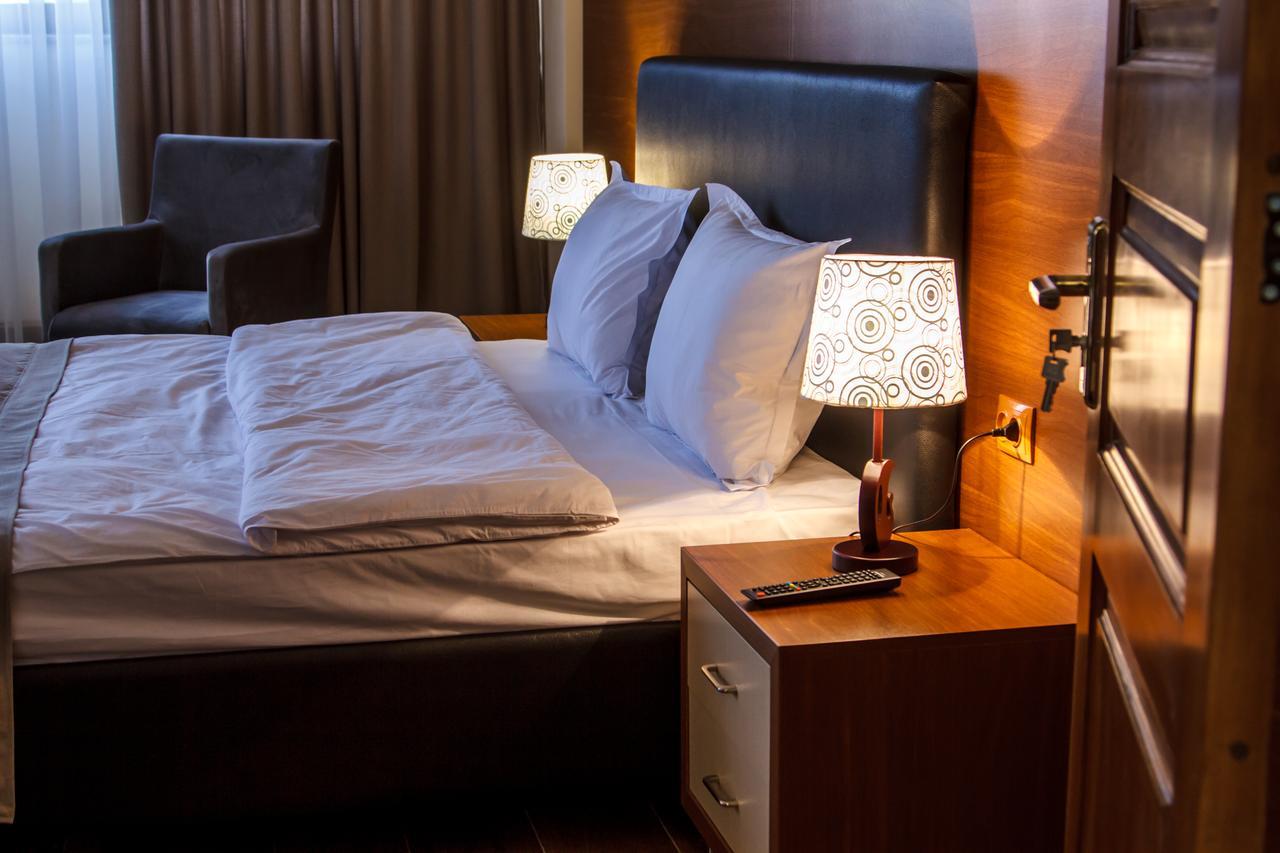Hotel Plaza Viktoria Ґюмрі Екстер'єр фото