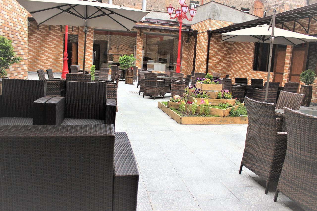 Hotel Plaza Viktoria Ґюмрі Екстер'єр фото